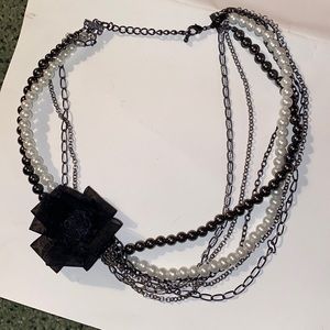 Pearl off center necklace